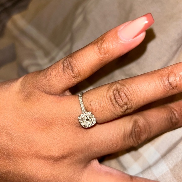 White gold engagement ring - Picture 3 of 6